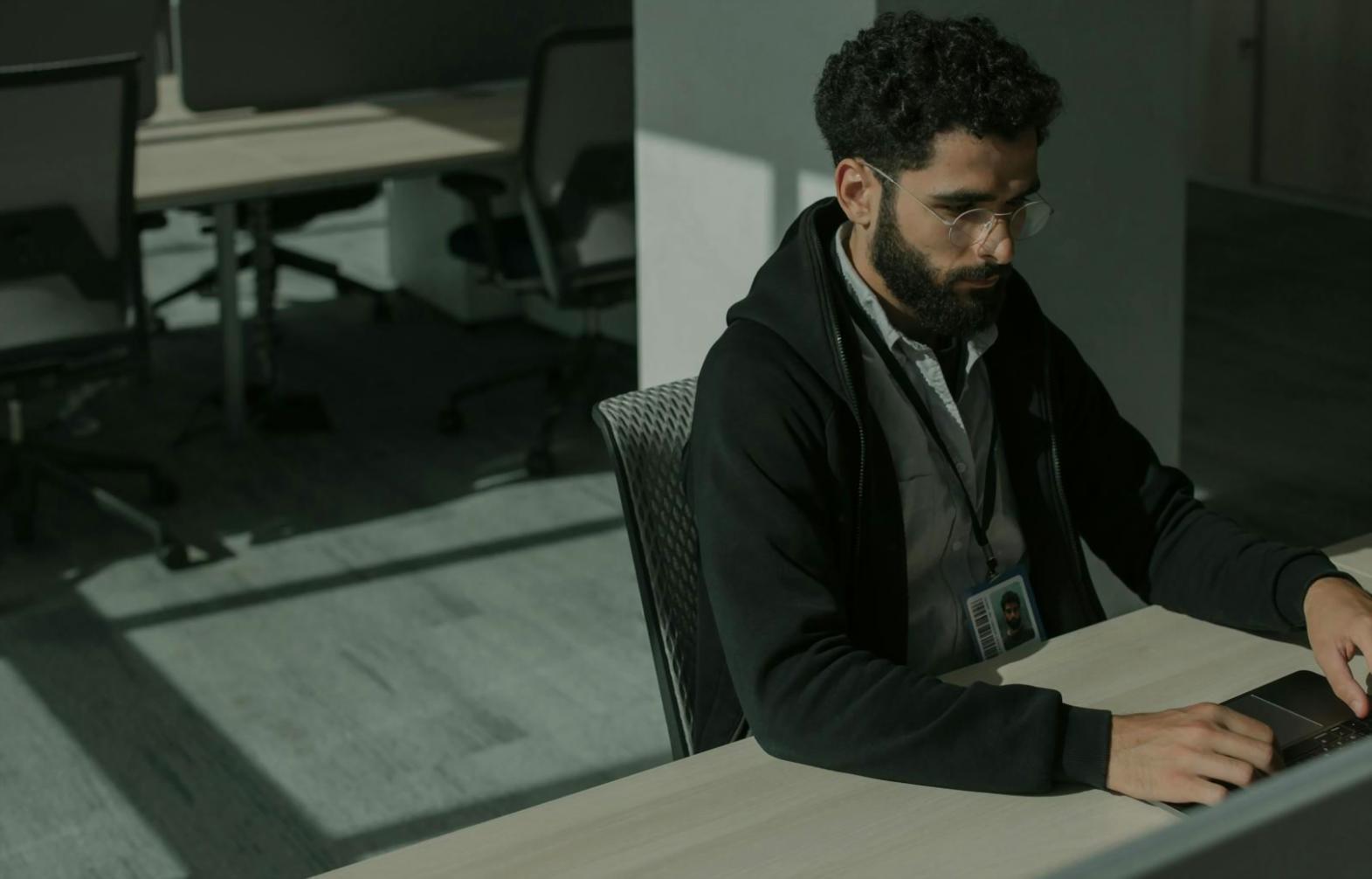 Процесс анализа данных на экране компьютера